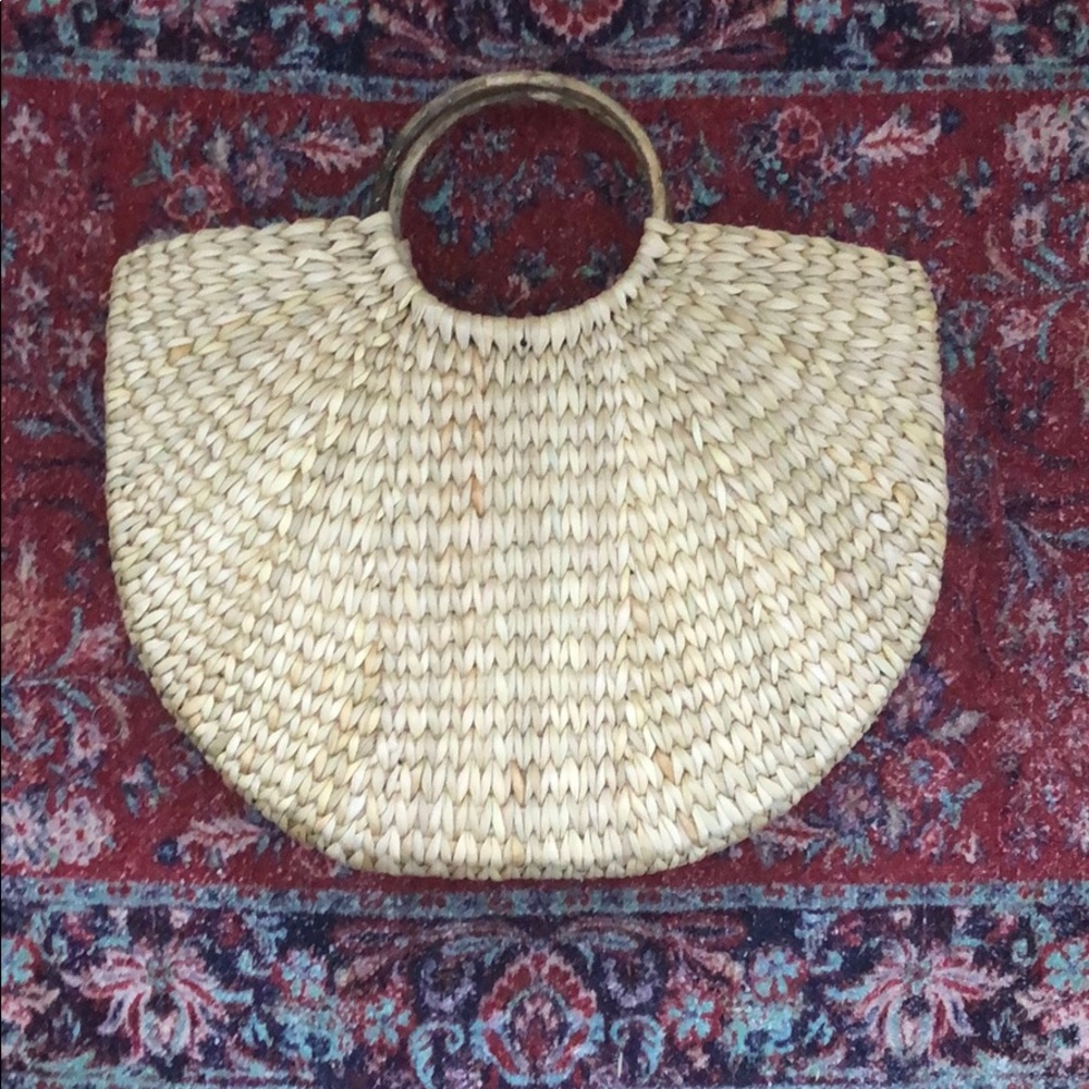 Structured straw beach bag